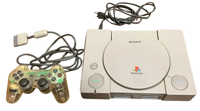 【1994】PlayStation（12月3日発売）当時ソニーの久夛良木健氏がリーダーとなって、東芝の半導体研究員の大橋正秀氏などあらゆる技術者が集まって開発した。ハードに特化してきたソニーは積極的なソフト開発支援策を展開し、『サルゲッチュ』などのヒットタイトルを連発した
