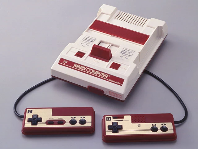 【1983年】(7月15日発売)ファミリーコンピュータ《国内販売台数》1935万台/発売当初の価格は1万4800円。ゲームセンターでしか遊べなかった高品質なアーケードゲームが、自宅でもほぼ遜色なく遊べるという点で、子供だけでなく大人の心もつかんだ。意外なことに2003年まで生産された