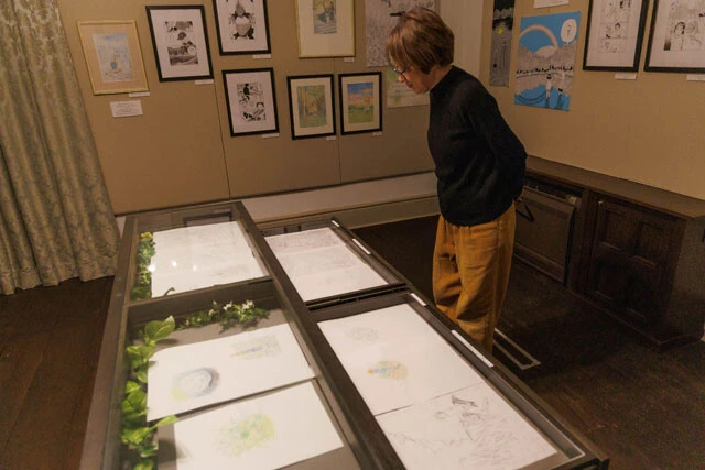 ヴィンテージの棚の引き出しにも原画やネームなどが収められていた