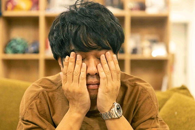 普段のスキンケアルーティンを再現する東ブクロ氏