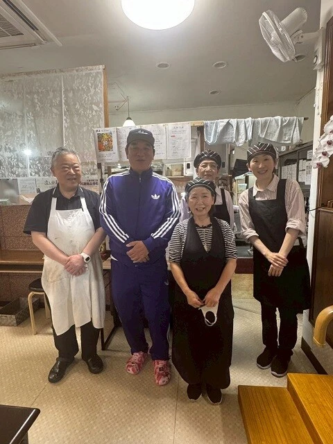 店主の山田勇さん（左）、お店のスタッフの皆さんと