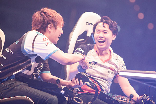 2017年7月、「EVO 2017」のルーザーズセミファイナルで、板橋ザンギエフ氏（左）と熱闘を繰り広げたときど氏は、同大会で優勝を果たした（撮影・写真提供／大須晶）