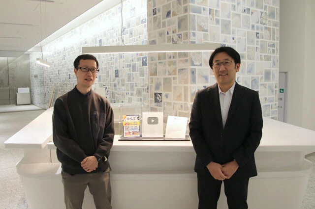 受付に鎮座する「銀の盾」。さまざまな事業があるトーハンのなかでも、YouTube運営は異色。「面白がってくれる人が、社外でも増えてきた結果なのでうれしい」と岩崎さん