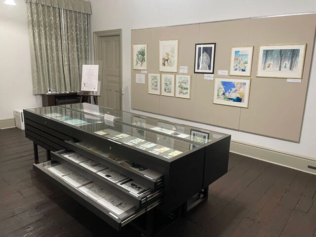 「不思議な少年　山下和美展」では、作品原画だけではなく、各書店に配布するPOPの原画なども展示。もちろん棚の引き出しにも原画が入っているが、1話まるまる展示。物語の続きを読むため、わくわくしながら引き出しを開ける仕掛けになっている