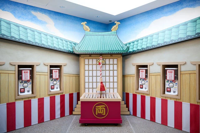 5階の両津大明神と左右に壁に埋め込まれたおみくじのガチャガチャ