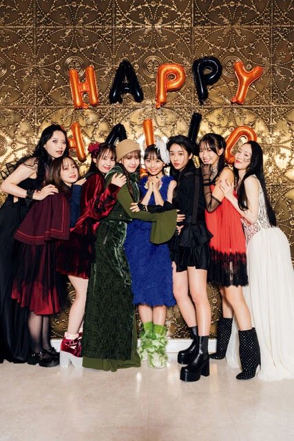 10月配信予定の第三弾出演キャストによる集合写真。『仮面ライダーキバ』放映当時は中学生だった小池里奈は、約17年ぶりに野村静香を演じることになる。（撮影／まくらあさみ）