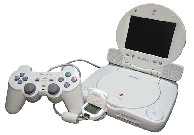 【2000】PS One（7月7日発売）幾度もモデルチェンジをした末の廉価版。別売りでドッキング可能な液晶モニターも発売した。しかし、同年3月に「PS2」を出していたので世間的には注目されなかった
