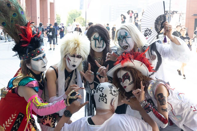 会場のKアリーナには聖飢魔Ⅱ、BABYMETALのコスプレをしたオーディエンスが溢れていた。中央の白塗りの男性はBABYMETALのバックバンド「神バンド」のベーシストのコスプレ。後頭部の「和尚」は聖飢魔Ⅱのベーシスト「ゼノン石川」の称号。それぞれのベーシストへのリスペクトを感じる