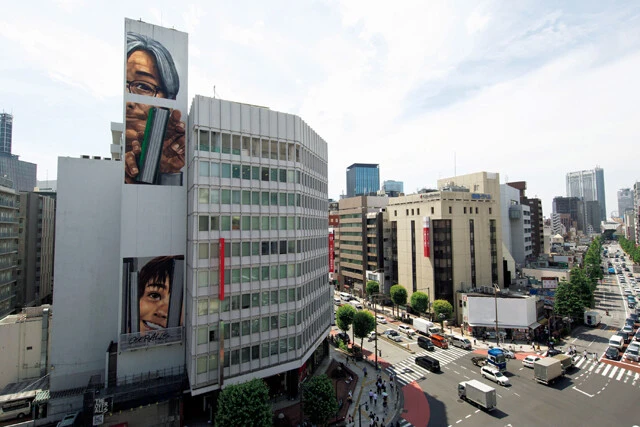 神保町交差点　6月、東京・神保町の交差点に突如出現した壁画。「本の街」と呼ばれるこのエリアを象徴する新しいランドマークタワーに