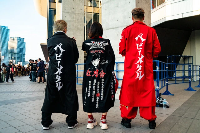 THE ONEの3人。この特攻服は本公演でも披露されたBABYMETAL x Slaughter To Prevail による楽曲「Song 3」のMVに登場する衣装を参考にオリジナル製作したものとか（撮影／グレート・ザ・歌舞伎町）