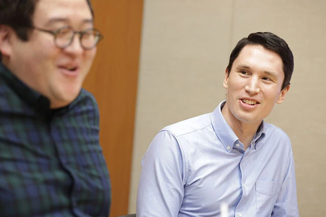 そんな彼を見るピーター博士（右）の目には、温かな友愛の情がともっていた