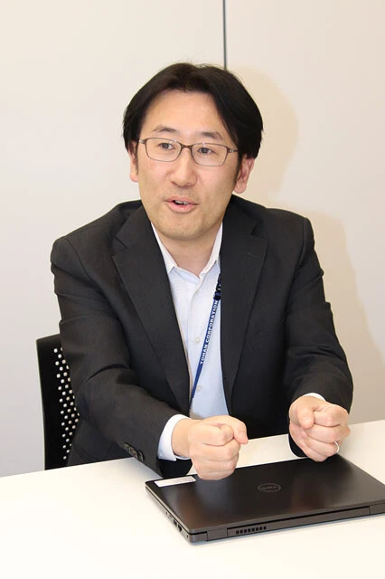 プロデューサーの岩崎さん。メディア運営とはまったく関係のない部署にいたメンバーをまとめているが、「キャスティングにあたって、みんな趣味が違うので幅広い候補が出てくる」という