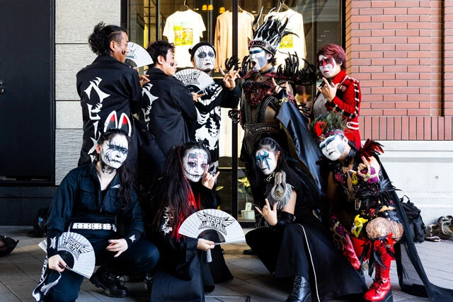 普段は観られないTHE ONE（向かって左）と信者（向かって右）の悪魔合体。右端のデーモン閣下のコスプレをした女性は、腰に閣下のタトゥーを入れていた。ホンモノは違う（撮影／グレート・ザ・歌舞伎町）