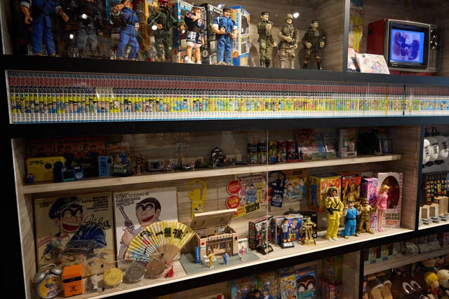 「両津勘吉誕生！」コーナー右側には『こち亀』グッズや単行本既刊全巻が