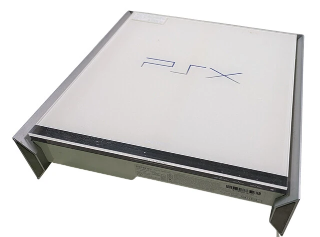 【2003】PS X（12月13日発売）「PS2」にハードディスクレコーダーを搭載した「テレビ録画もできるゲーム機」。このハードからソニー製品でおなじみの「クロスメディアバー」が導入され、2015年頃までソニー製品の大半に導入されていた。録画もできるPlayStationというコンセプトは後にトルネ、ナスネへと引き継がれる
