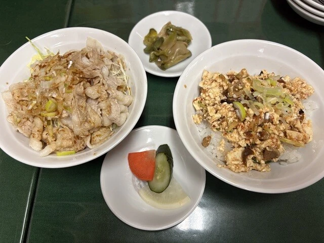 左が「ミニパイルー丼」（580円）、右が「ミニピータン丼」（580円）