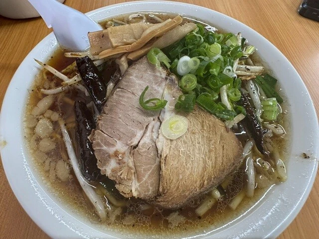 「〇特もやしそば」（910円）