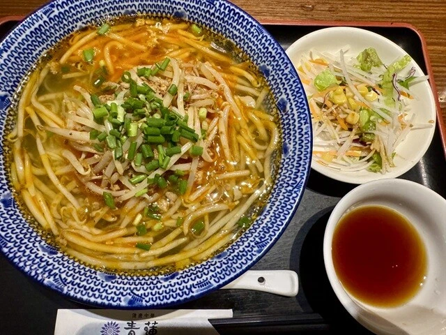 「にんにく入り赤酢もやしラーメン」（1150円）