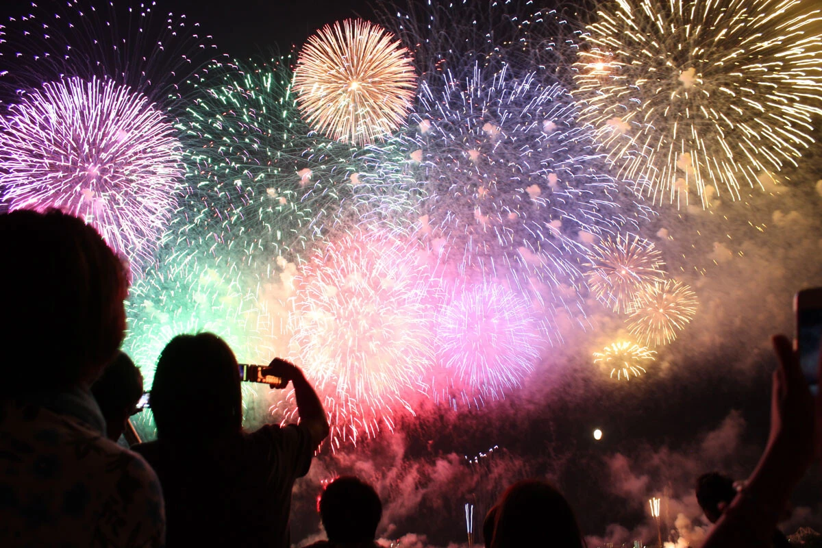打ち上げ花火を見つめる人々のイメージ画像