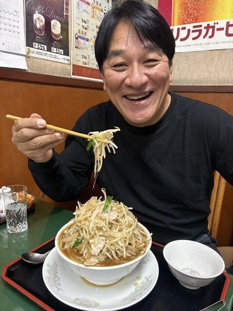 「メガ盛モヤシそば」は、もやしが1kg入ってます！