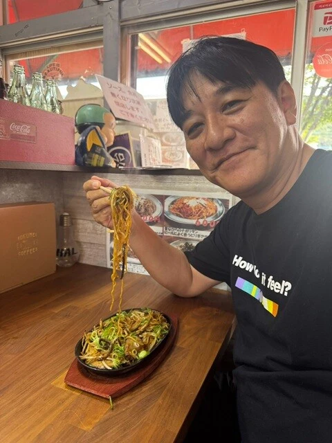 鉄板で提供されるもやしそばは、麺がカリカリでスパイスが効いてる