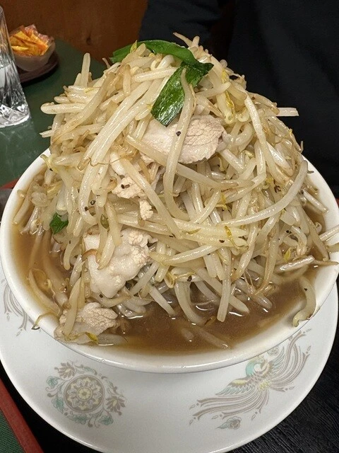 「メガ盛モヤシそば」（810円）