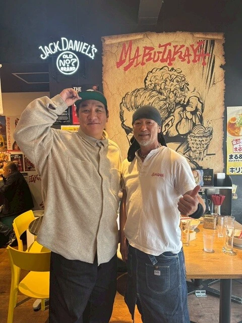 「まるたかや」3代目の嶋田さん。店内は少しアメリカンな感じ