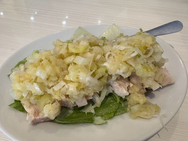 おつまみには「特製蒸し鶏」（700円）をぜひ！