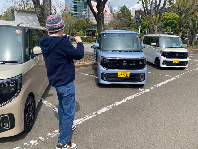 試乗を終えた小田原先生。走りの余韻を残しつつ、続いては資料用の撮影へ