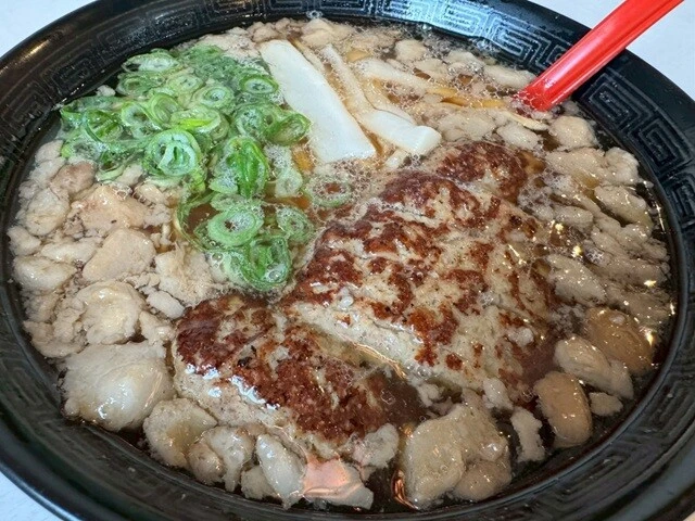ハンバーグが丸ごと入っているハンバーグラーメン！