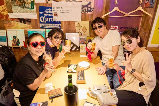 ハマショーの曲を聴くと、高校時代の思い出が蘇ると語る地元の常連さん