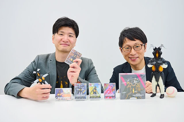 販促企画を統括する井上さん（右）と桐林さん（左）。ブースターパック「大怪獣超進撃」は日本国内のみならず、アジアを中心とした多くの国で好評発売中だ