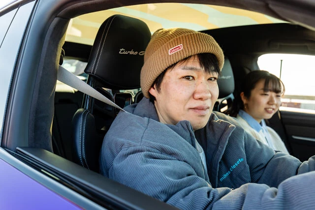 ポルシェタイカンの試乗に出る小田原先生は、「乗り込むだけで運動ですね」とボヤいた