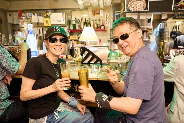 バンダナ＆サングラスを思い思いに身をつけ、料理もお酒も進む