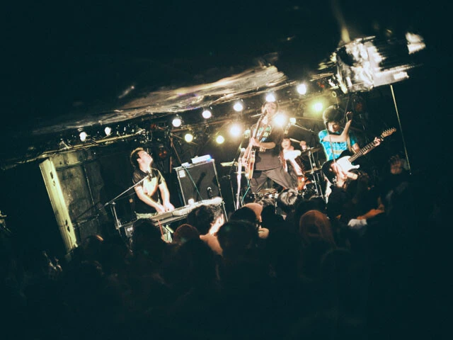 左からPaono（Pf/Vo）、Yujiro（B, Vo）、Oi!（Dr/Cho）、Yamamo（Gt/Vo）