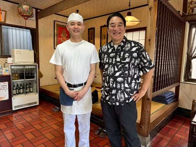 中学生の頃から店を手伝っていた3代目店主の周淳史さんと