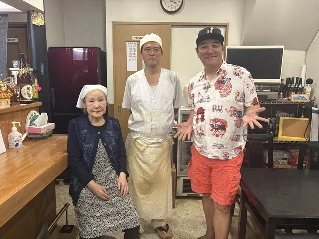 店主の五十嵐さん（中央）と看板娘（!?）のお母さん