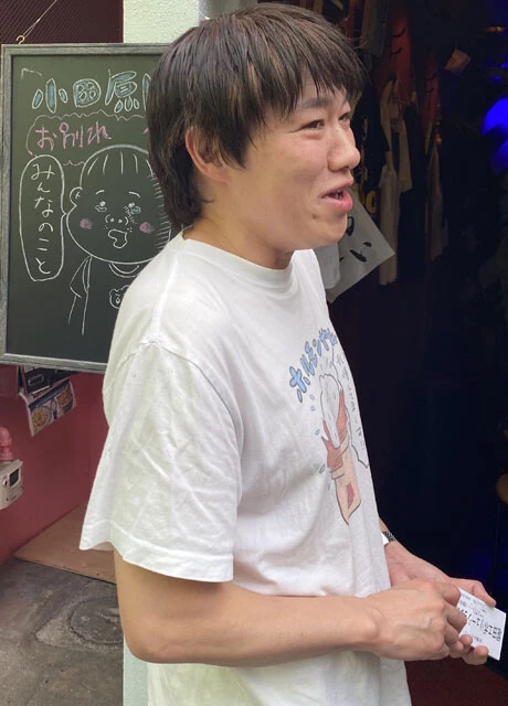 イベント時の小田原ドラゴン先生。手にはレアな「堀田名刺」が!!
