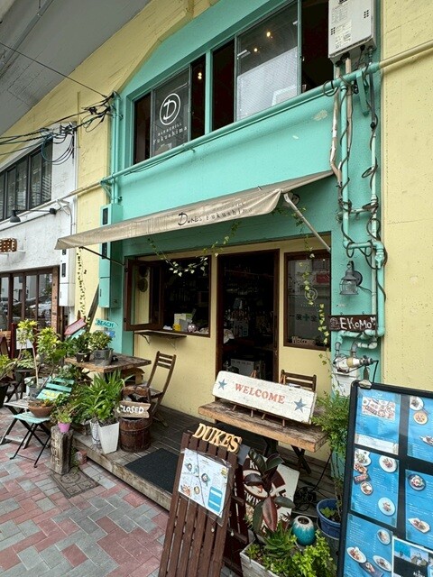 エメラルドブルー＆クリーム色の海を感じるオシャレな店構え