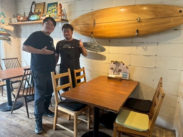 サーフィンを愛する「Dukes」の店主・小林さんと