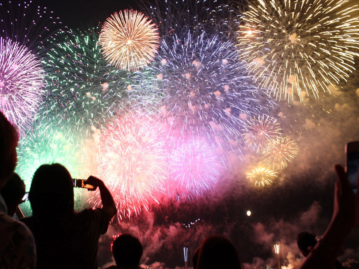 【花火大会の穴場の探し方】2026年版・混雑回避と場所取りのコツを解説