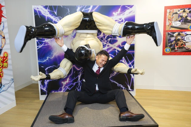 自らキン肉バスターを披露するミノワマンZ館長