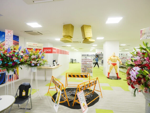 サンシャインの足が1階部分に突き抜けるという粋な演出