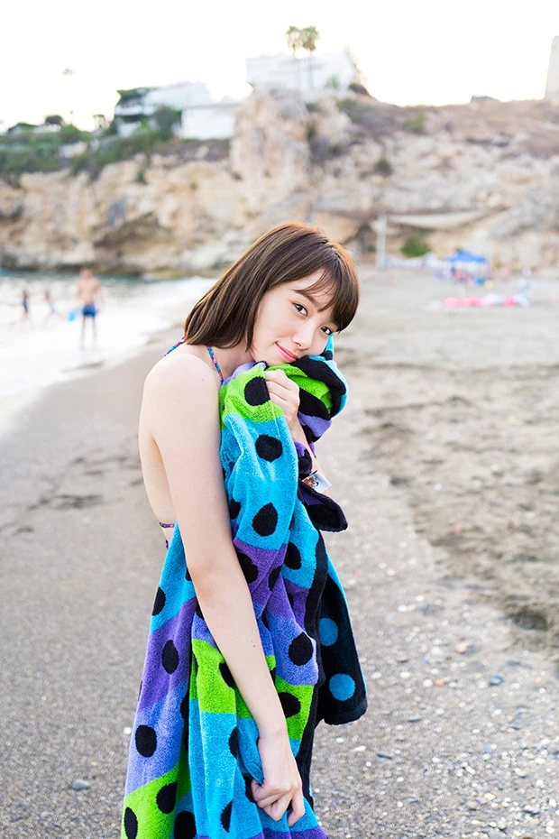 飯豊まりえファースト写真集『NO GAZPACHO』 