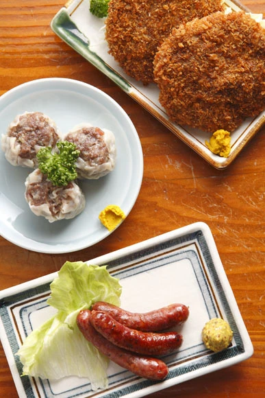 メンチ(上・550円)、馬肉シューマイ(中・420円)、ピり辛のチョリソ(下・525円)