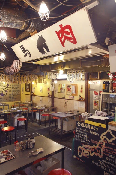 屋台を思わせる趣ある店内