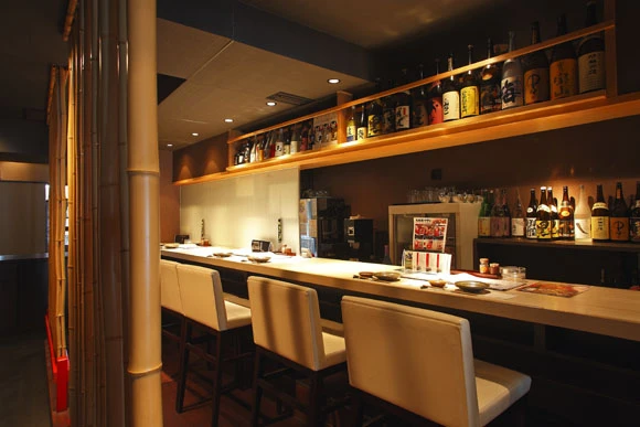 カウンターのほか、座敷席も