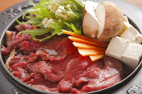 肉なべ(上)1500円(写真は2人前)