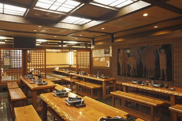 レトロな雰囲気。隣客と競馬談議に花を咲かせる人も多い