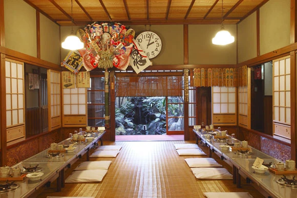 昭和29年築の風情ある建物。木場の職人などガテン系の客に愛されてきた